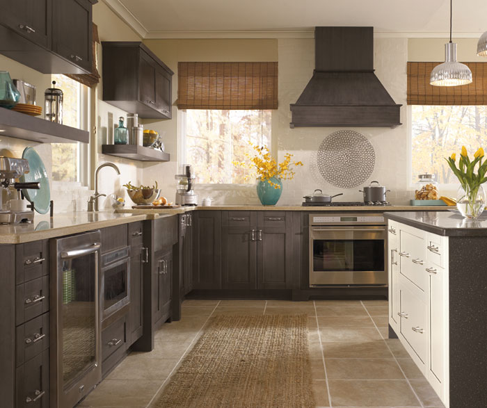 shaker style cabinets in casual kitchen - kitchen craft cabinetry