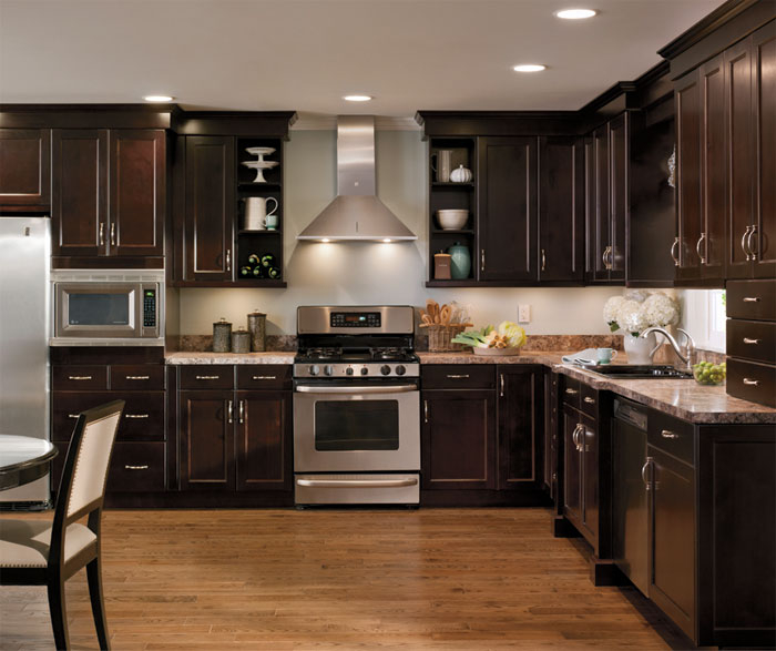 Alder cabinets in casual kitchen by Kitchen Craft Cabinetry